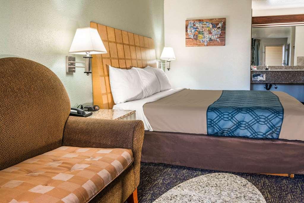 Econo Lodge Portland Airport Room photo