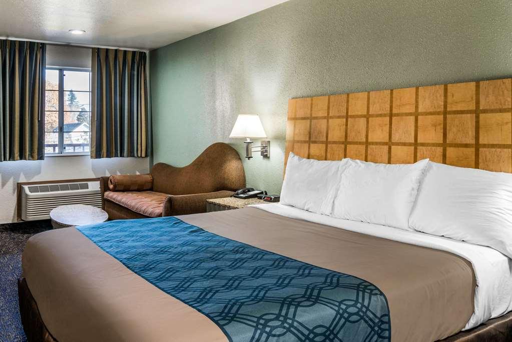 Econo Lodge Portland Airport Room photo