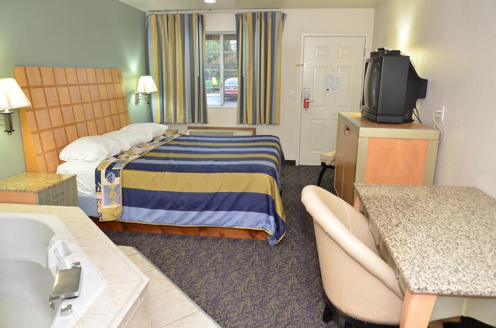 Econo Lodge Portland Airport Exterior photo