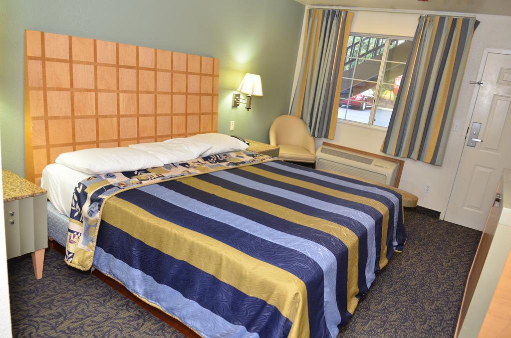 Econo Lodge Portland Airport Exterior photo