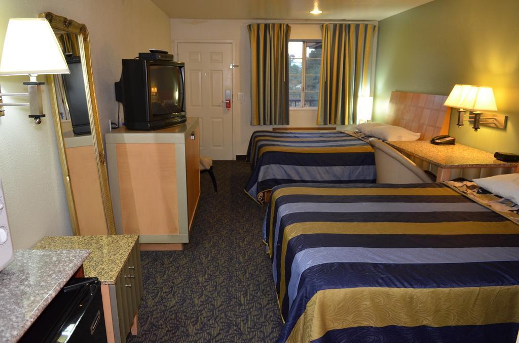 Econo Lodge Portland Airport Exterior photo