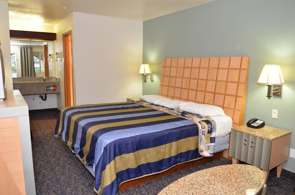 Econo Lodge Portland Airport Exterior photo