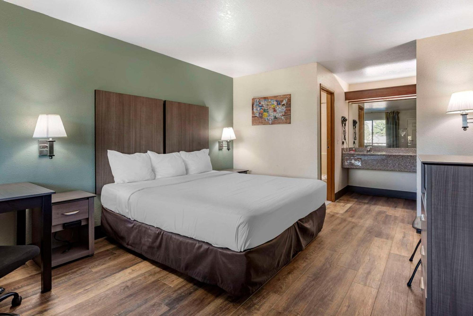 Econo Lodge Portland Airport Exterior photo