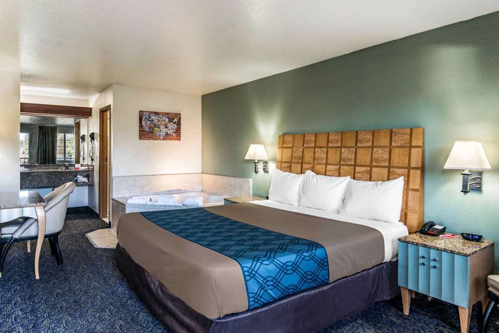 Econo Lodge Portland Airport Room photo